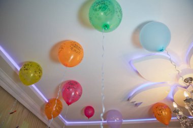 Helyum balonları. Parti için odadaki beyaz tavanda renkli balonlar yüzüyor. Düğün ya da çocukların doğum günü partisi dekorasyonu. .