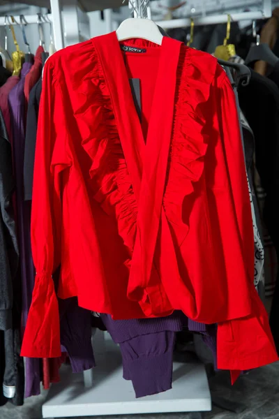 Mujer Blusa Roja Moda Sobre Maniquí Camisa Roja Blusa Roja —  Fotos de Stock