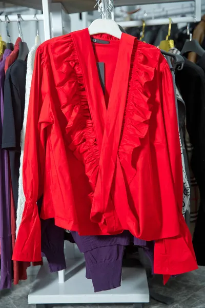 Mujer Blusa Roja Moda Sobre Maniquí Camisa Roja Trendy Blusa —  Fotos de Stock