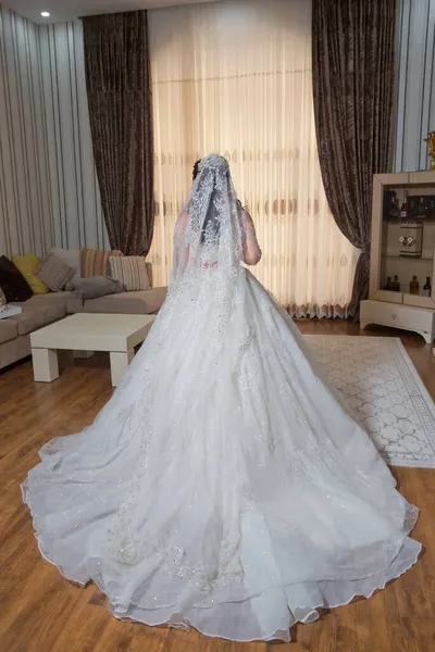 Parte Trás Vestido Noiva Branco Noiva Tira Uma Foto Vestido — Fotografia de Stock