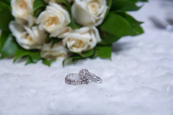 Wedding Engagement Rings Background Beautiful Bouquet Roses Stylish White Wedding — Stock Photo, Image