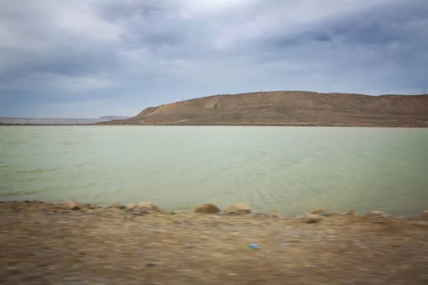 Lago Verde Montagna Spoglia Passeggiare Tra Dune Paesaggio Acquatico All — Foto Stock