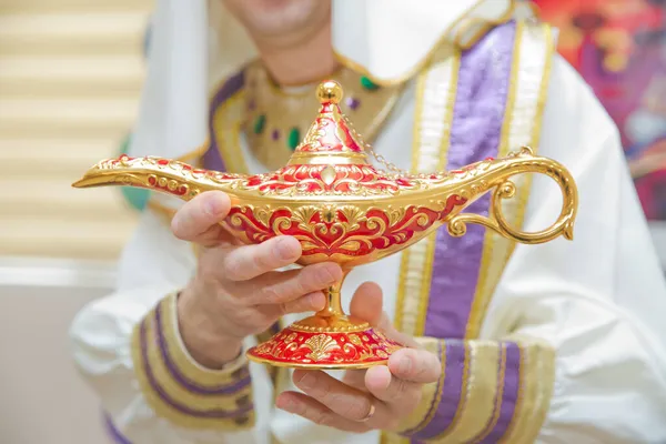 Segurando Uma Velha Lâmpada Mágica Mão Homem Com Roupas Aladdin Imagens Royalty-Free