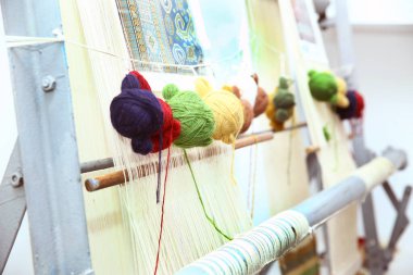 Açık arkaplana örgü örmek için renkli iplik. Halı dikmek için renkli iplikler.