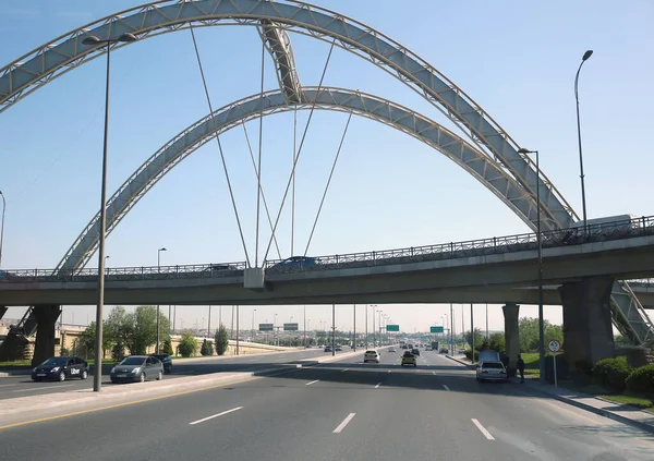Азербайджан Баку 2021 Автомобільна Асфальтова Дорога Міст Через Tower Кабелі — стокове фото