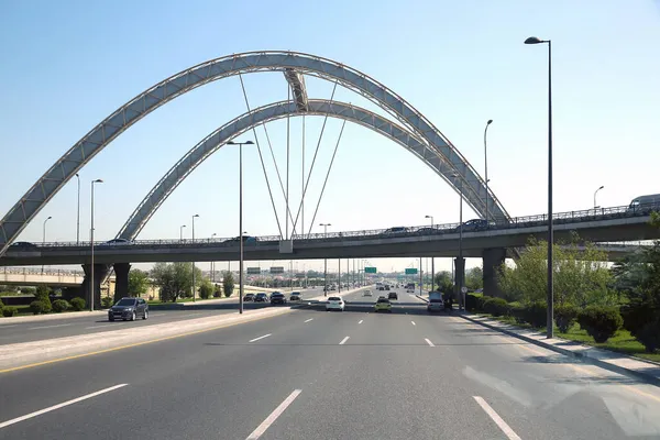 Азербайджан Баку 2021 Автомобільна Асфальтова Дорога Міст Через Tower Кабелі — стокове фото