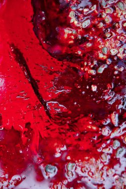 Gerçek kırmızı kan geçmişi. Gerçek hayvan kanı, arka plan için makro görüntüyü kapat. Koyun katledildikten sonra, kan yere döküldü..