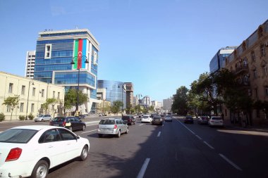 Heydar Aliyev Bulvarı. Asfalt yolun kenarındaki beş katlı modern evler. Dört şeritli otoyol. Azerbaycan Bakü. - 14. 05 .2021 .