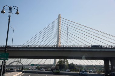 Kablo destekli bir yol köprüsü. Kule, kablolar ve köprü güvertesi. Arp dizaynlı kanatlı bir köprü. Otoyol asfalt yolu .