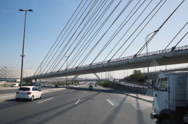 Kablo destekli bir yol köprüsü. Kule, kablolar ve köprü güvertesi. Arp dizaynlı kanatlı bir köprü. Otoyol asfalt yolu .