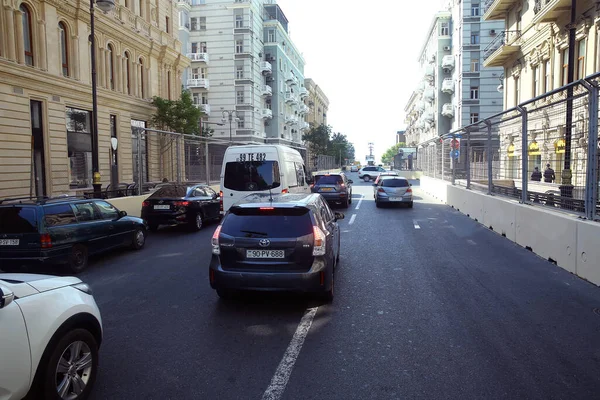 2021 Formula 1 Azerbaycan Grand Prix 'sinde Bakü sokakları. Tribünlerin ve izlerin panoramik görüntüsü. Eski Bakü. Hazar Denizi 'nin yakınındaki yoldan Bakü manzarası. Bakü - Azerbaycan: 8.06.2021.