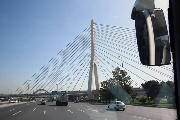 Kablo destekli bir yol köprüsü. Kule, kablolar ve köprü güvertesi. Arp dizaynlı kanatlı bir köprü. Otoyol asfalt yolu .