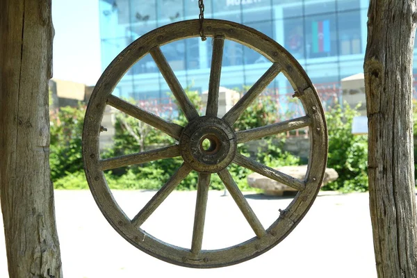 말이끄는 마차 바퀴. 나무 오래 된 말이끄는 마차. 말이 끄는 마차의 바퀴가 걸려 있다 . — 스톡 사진