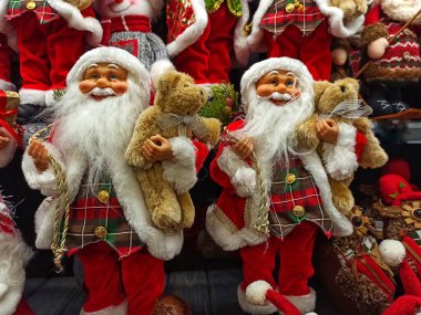 Noel Baba oyuncağı mağaza raflarında. Noel süslemeleri olan bir vitrin. Noel süslemeleri satışı. Lviv.Ukrayna. 09.12.21