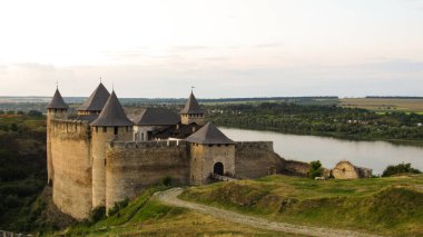 Khotyn kalesi. Batı Ukrayna 'nın Chernivtsi Oblastı' ndaki Khotyn 'de bulunan Dinyester Nehri' nin sağ kıyısında tahkim tesisi. 06.08.2019
