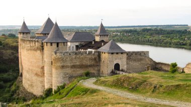 Khotyn kalesi. Batı Ukrayna 'nın Chernivtsi Oblastı' ndaki Khotyn 'de bulunan Dinyester Nehri' nin sağ kıyısında tahkim tesisi. 06.08.2019