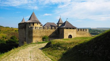Khotyn kalesi. Batı Ukrayna 'nın Chernivtsi Oblastı' ndaki Khotyn 'de bulunan Dinyester Nehri' nin sağ kıyısında tahkim tesisi. 06.08.2019