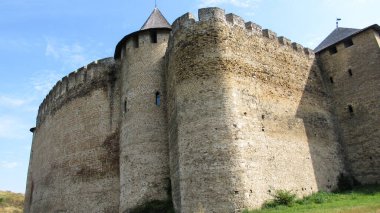 Khotyn kalesi. Batı Ukrayna 'nın Chernivtsi Oblastı' ndaki Khotyn 'de bulunan Dinyester Nehri' nin sağ kıyısında tahkim tesisi. 06.08.2019