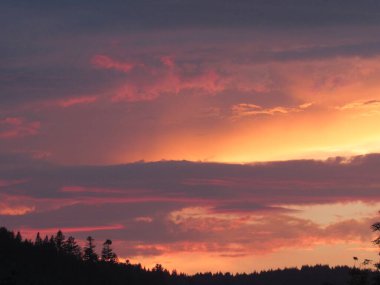 Dağlarda turuncu gün batımı