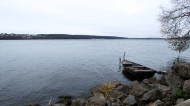 Gölde yalnız bir tekne