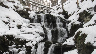 Kışın dağ şelalesi. Kış manzarası