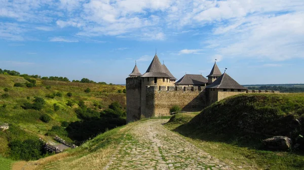 Khotyn kalesi. Batı Ukrayna 'nın Chernivtsi Oblastı' ndaki Khotyn 'de bulunan Dinyester Nehri' nin sağ kıyısında tahkim tesisi. 06.08.2019