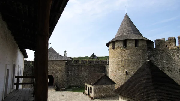 Khotyn kalesi. Batı Ukrayna 'nın Chernivtsi Oblastı' ndaki Khotyn 'de bulunan Dinyester Nehri' nin sağ kıyısında tahkim tesisi. 06.08.2019