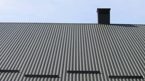 金属のプロファイル 屋根だ 家のコーティングの交換 屋根の修理 — ストック写真