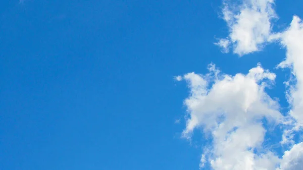 Buen Tiempo Cielo Azul Nubes Blancas Nubes Sobre Fondo Azul —  Fotos de Stock