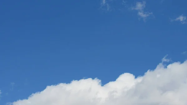Buen Tiempo Cielo Azul Nubes Blancas Nubes Sobre Fondo Azul —  Fotos de Stock