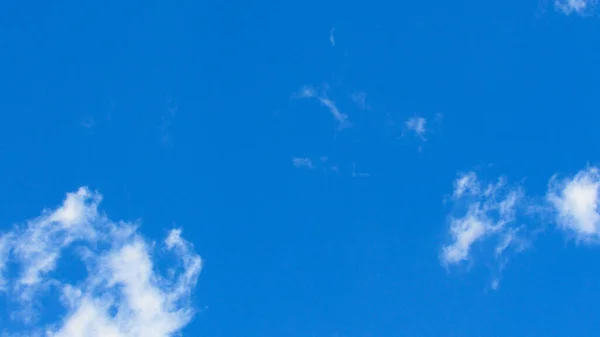 Buen Tiempo Cielo Azul Nubes Blancas Nubes Sobre Fondo Azul —  Fotos de Stock