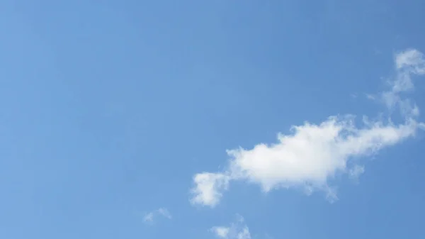 Cielo Azul Nubes Blancas Nubes Sobre Fondo Azul Del Cielo —  Fotos de Stock