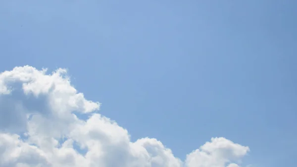 Cielo Azul Nubes Blancas Nubes Sobre Fondo Azul Del Cielo —  Fotos de Stock