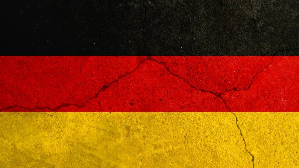 Almanya bayrağı. Kırık beton duvarda Almanya bayrağı