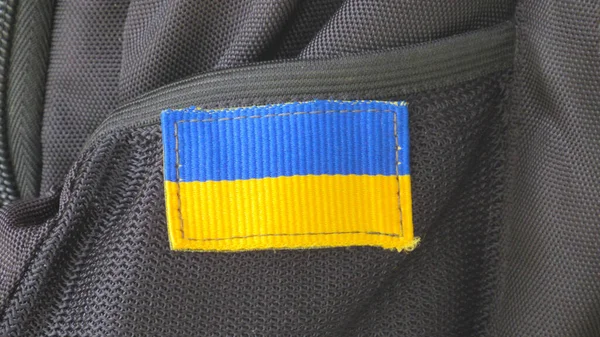 Sırt çantasında Ukrayna bayrağı