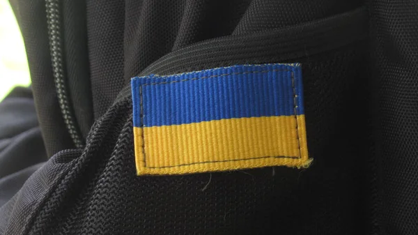 Sırt Çantasında Ukrayna Bayrağı — Stok fotoğraf