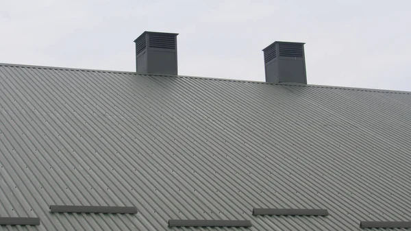 金属のプロファイル 屋根だ 家のコーティングの交換 屋根の修理 — ストック写真