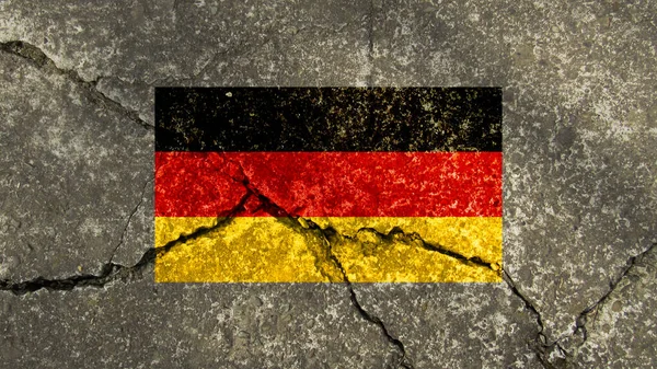 Almanya bayrağı. Kırık beton duvarda Almanya bayrağı