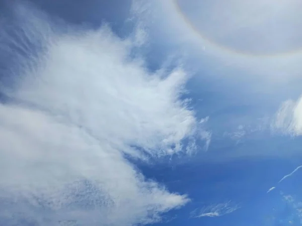 Cielo Blu Nuvole Bianche Nuvole Sullo Sfondo Del Cielo Blu — Foto Stock