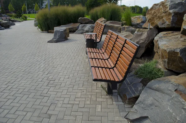 Panchine e pietre nel parco — Foto Stock