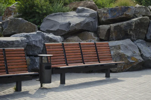 Скамейки и камни в парке — стоковое фото