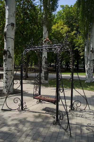 Columpio de hierro en el parque —  Fotos de Stock