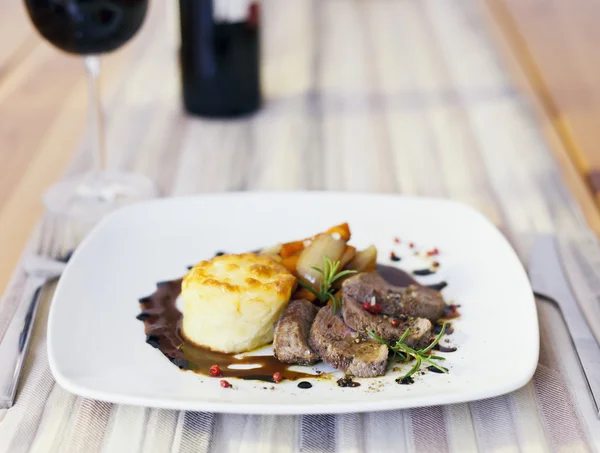 Szeletelt bárány steak burgonya gratin és különböző növényi — Stock Fotó