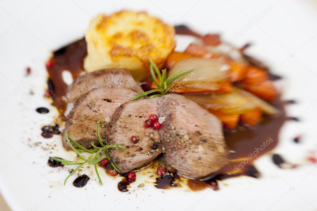 Sliced lamb steak with potatoe gratin and different vegetable