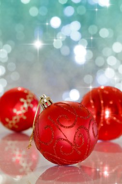 Soyut ışık arkaplanındaki Noel balosu