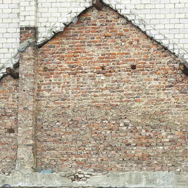 Huis vorm op bakstenen muur — Stockfoto