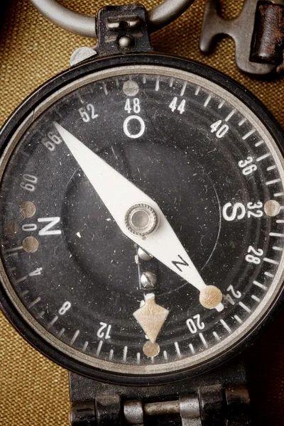 Gamla smutsiga tyska kompass — Stockfoto