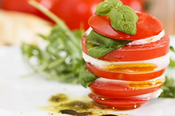 Mozzarella fresco, salada de tomate e manjericão close-up — Fotografia de Stock