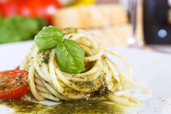 Espaguete com molho de pesto — Fotografia de Stock