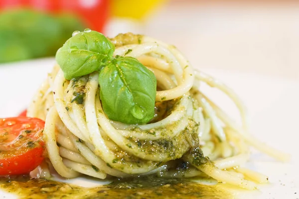 Espaguetis con salsa de pesto — Foto de Stock